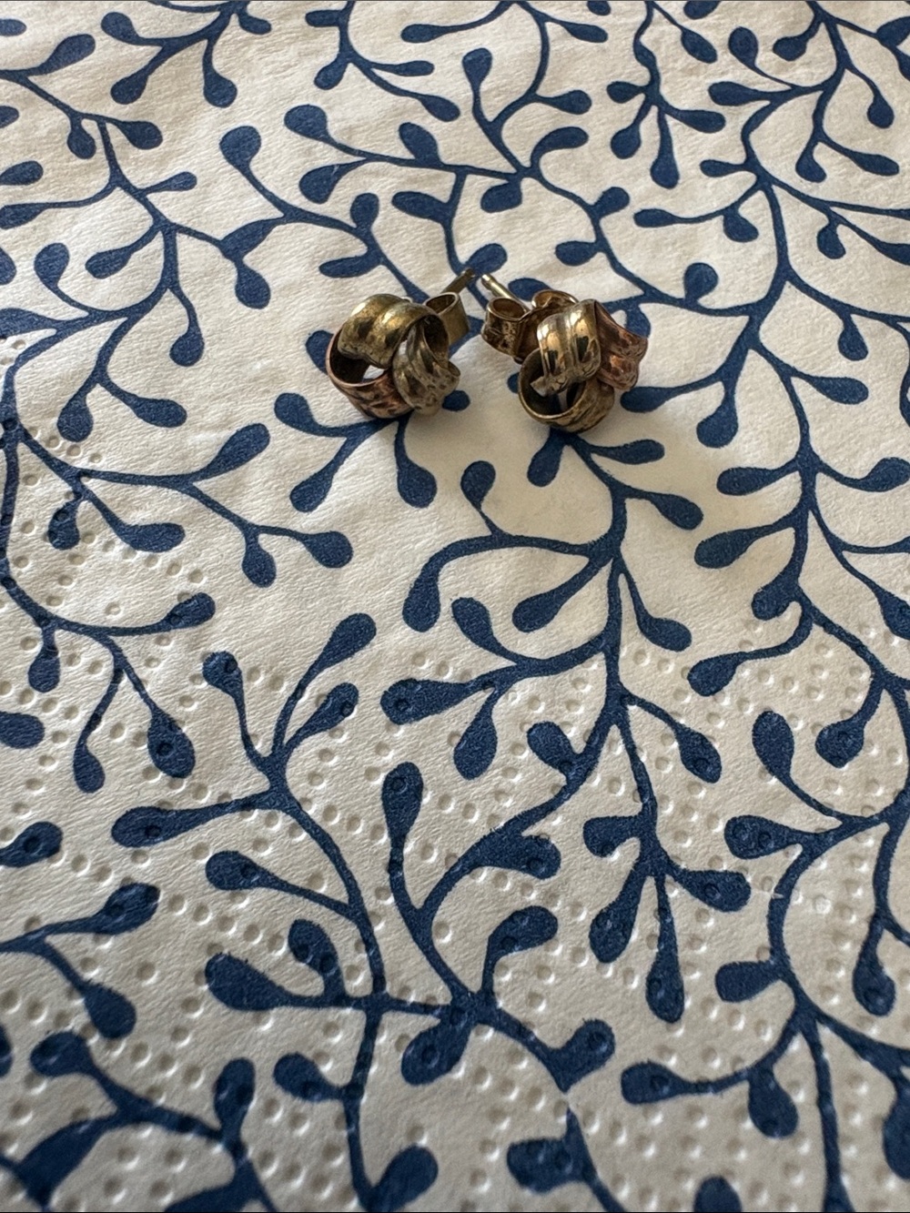 Vintage Knot Stud Earrings in 8 Karat- 333 Gold